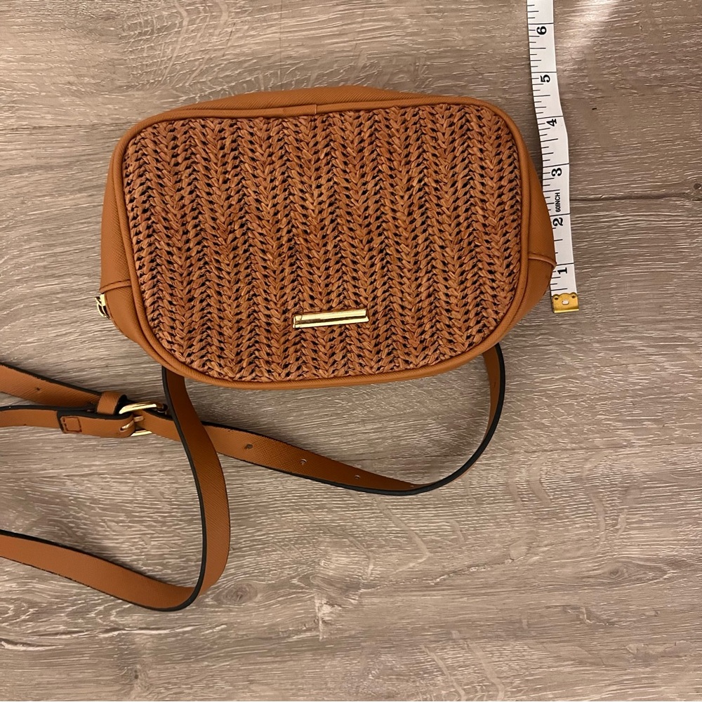 🍒 Tan Woven Crossbody Bag - Picture 6 of 6